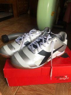 Sepatu futsal diadora