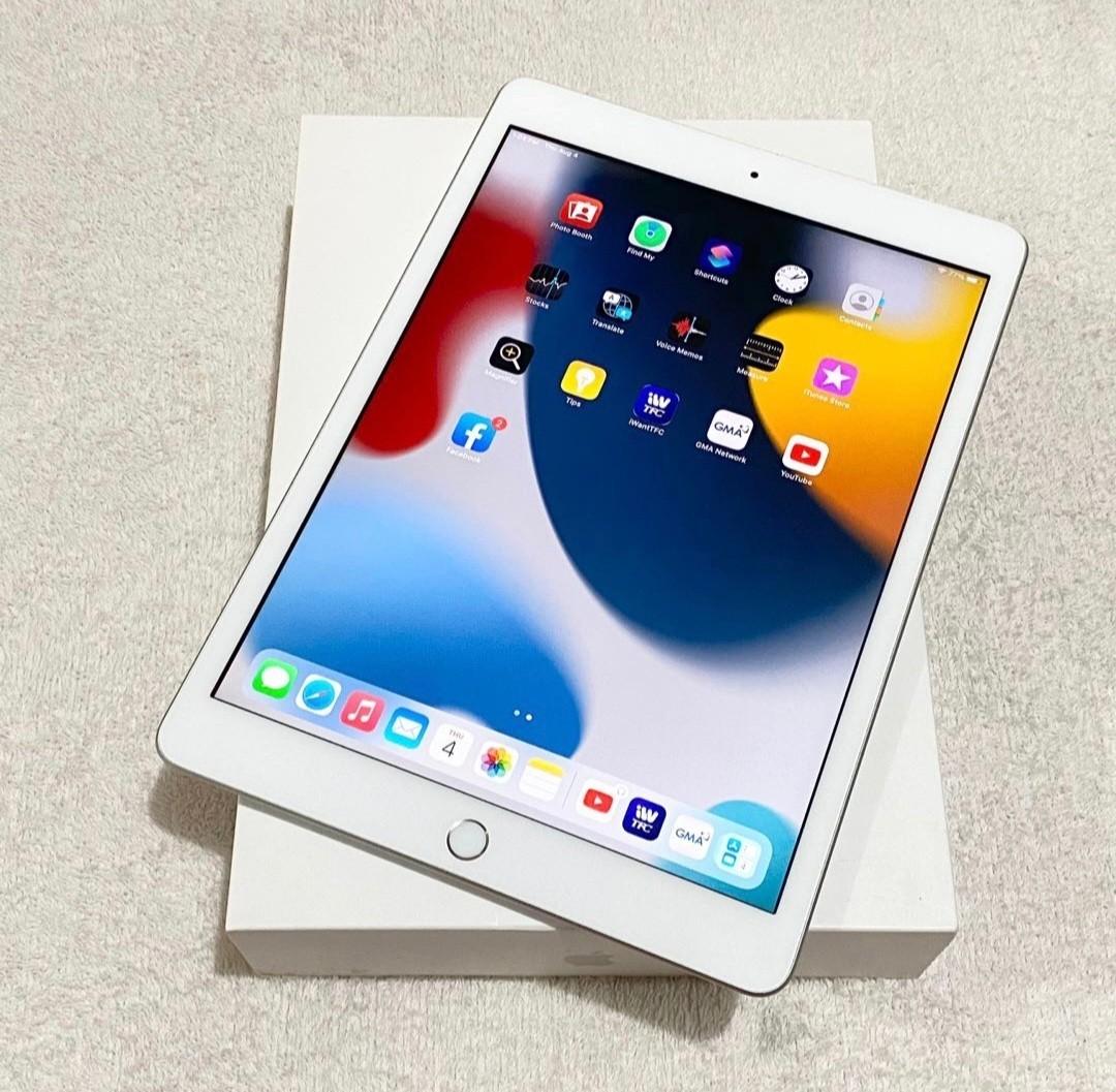 Silver Ipad 8th generation Smooth like new, Mobile Phones & Gadgets ...