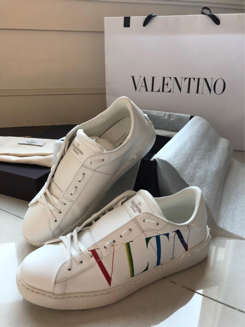 Valentino 全新無落地 鞋盒保證書防塵袋都有 照片瀏覽 1