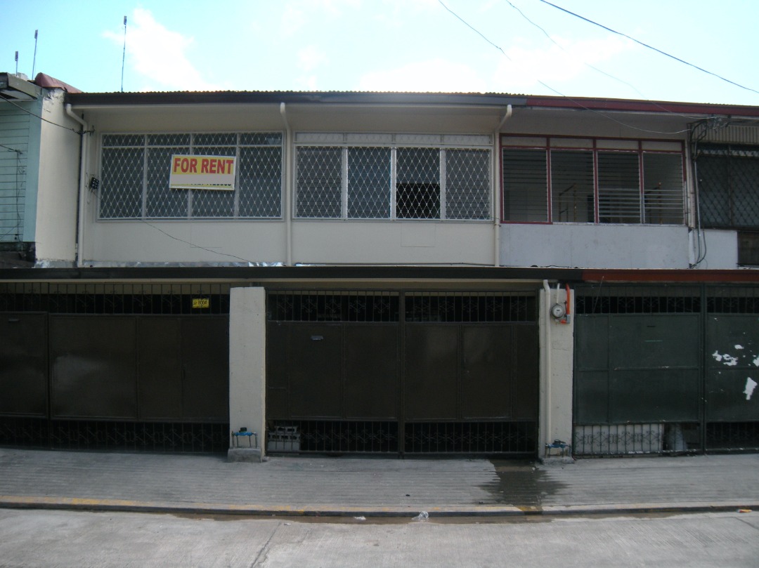 2Story Makati Apartment for Rent with enclosed garage (San Antonio