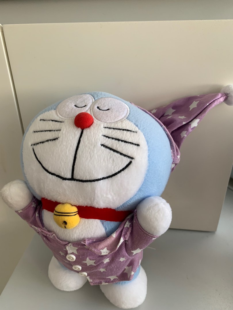 中古品）多啦A夢紫色睡衣睡覺公仔Doraemon 叮噹, 興趣及遊戲, 玩具& 遊戲類- Carousell