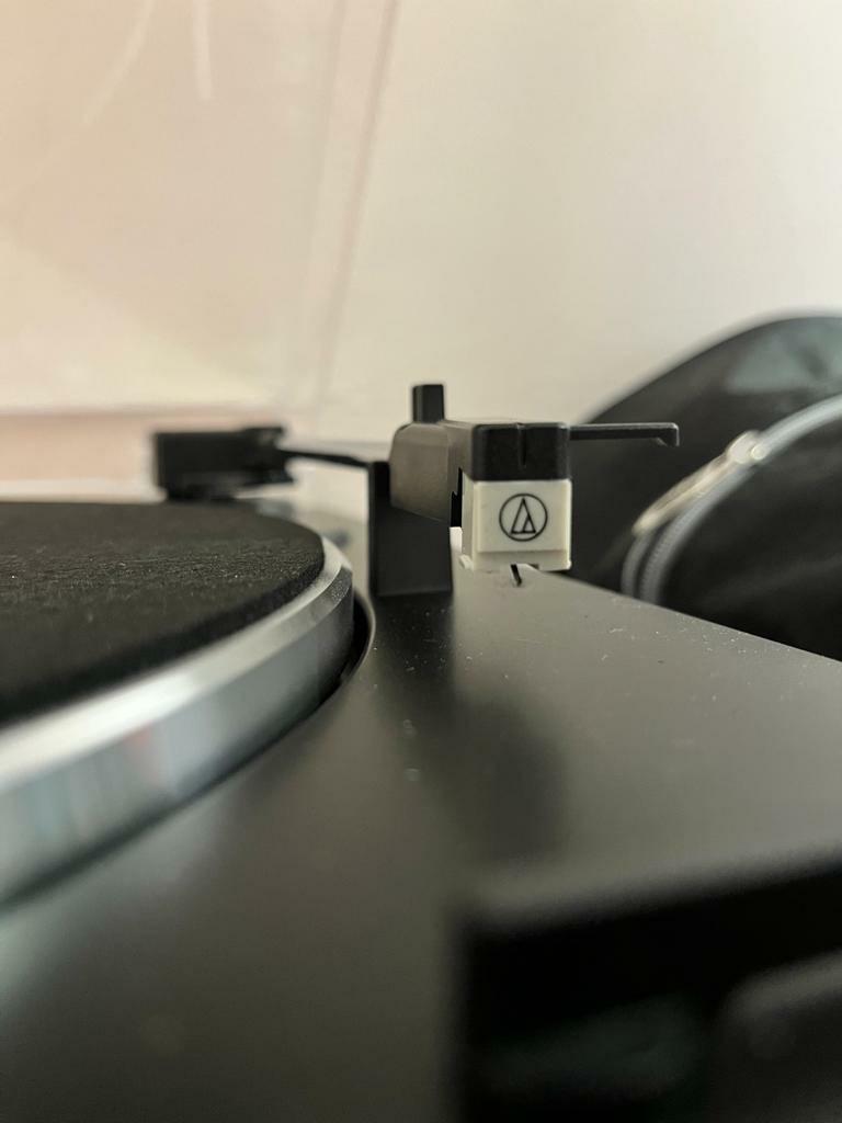 Audio Technica ATLP60XBT wireless turn table, Hobbies & Toys, Music