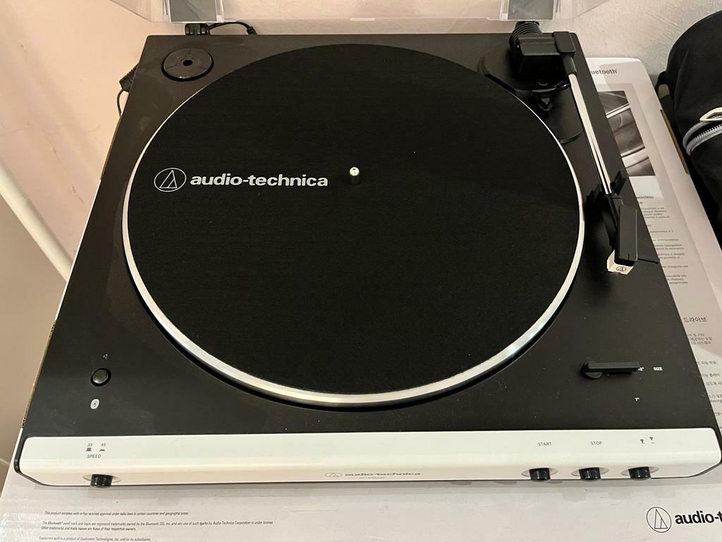 Audio Technica ATLP60XBT wireless turn table, Hobbies & Toys, Music