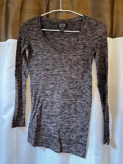 Grey/black V-neck long-sleeved top