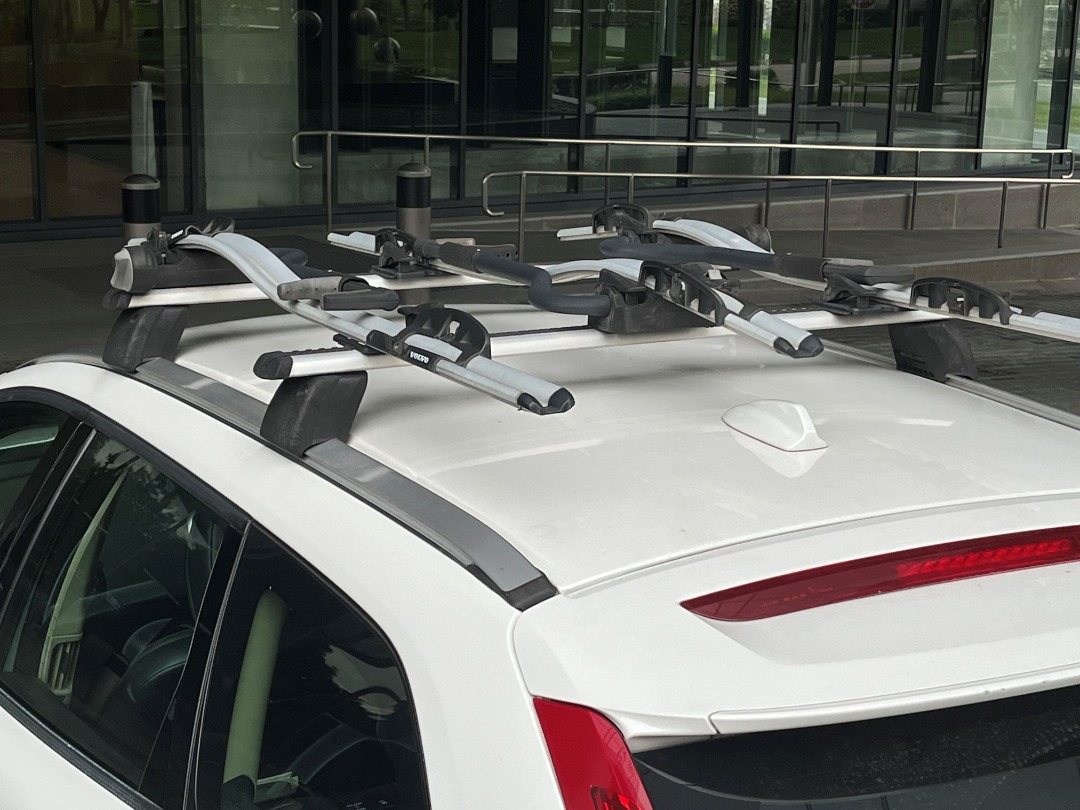 Well used bicycle roof rack on Volvo XC60 come with 3 bicycle rack