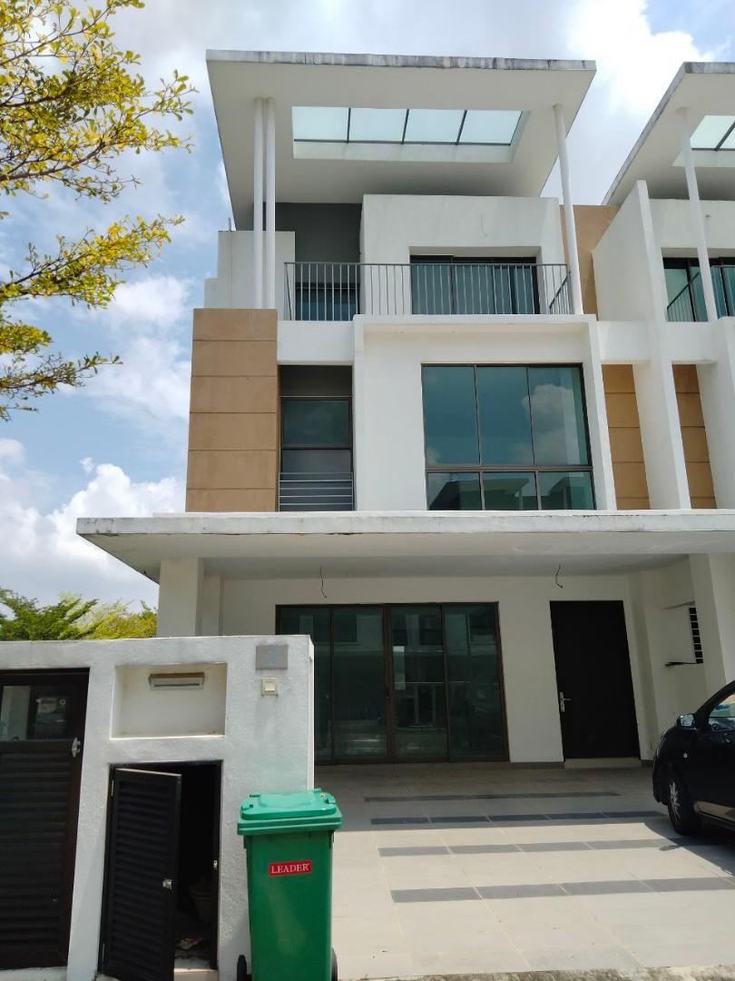 3 STOREY CORNER LOT TERRACE HOUSE IN LAKE POINT RESIDENCE, CYBER 11