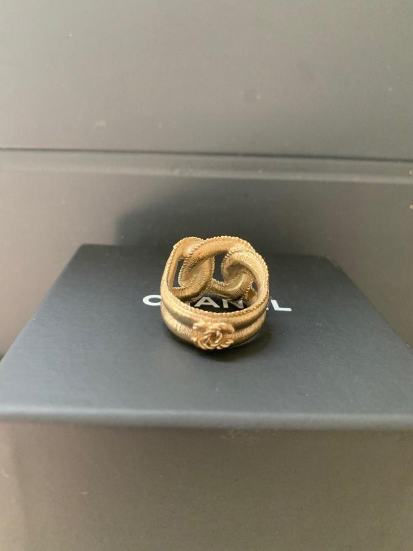 Chanel Ring （分類：飾物及配件）位於 Hong Kong。 由 bbgkuromi 提交（商品編號 1181574427，圖片 3）。簡介： Full set with receipts Bought from HK Chanel Store Size 52。