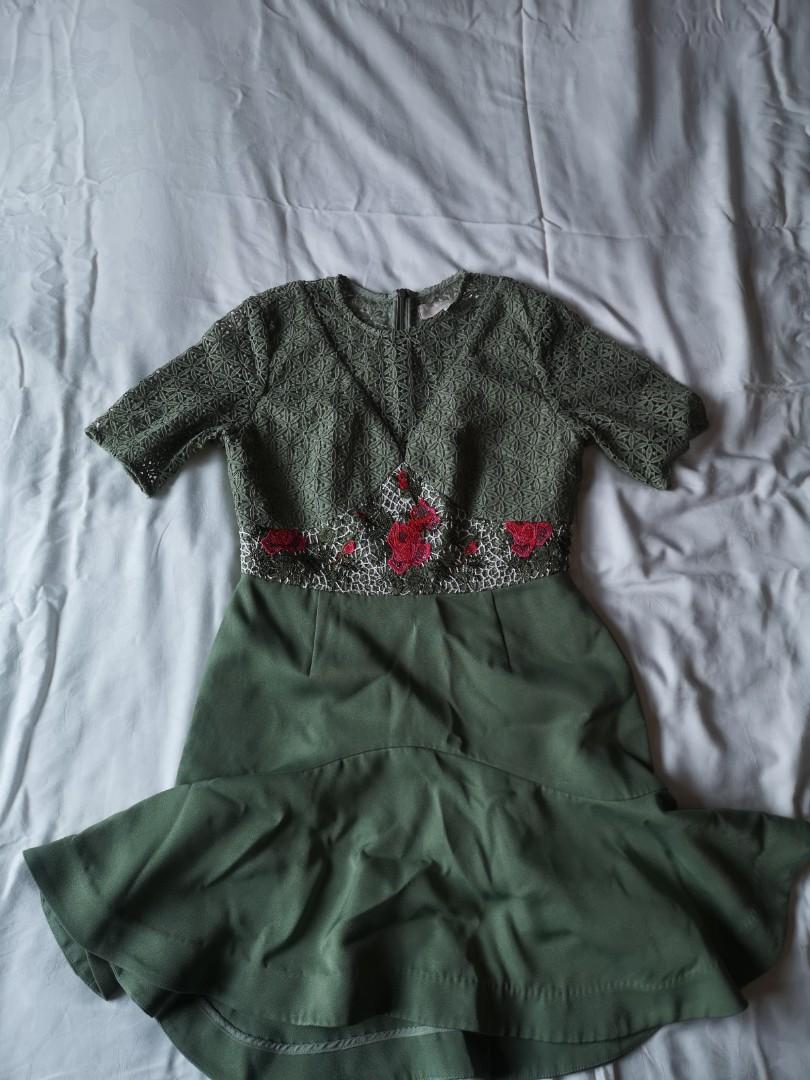 Keepsake light green lace flouncy dress size L, Women's Fashion