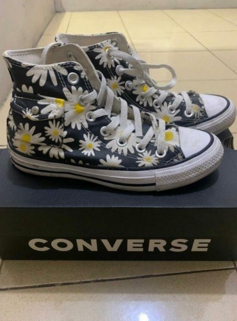 Converse hotsell daisy print
