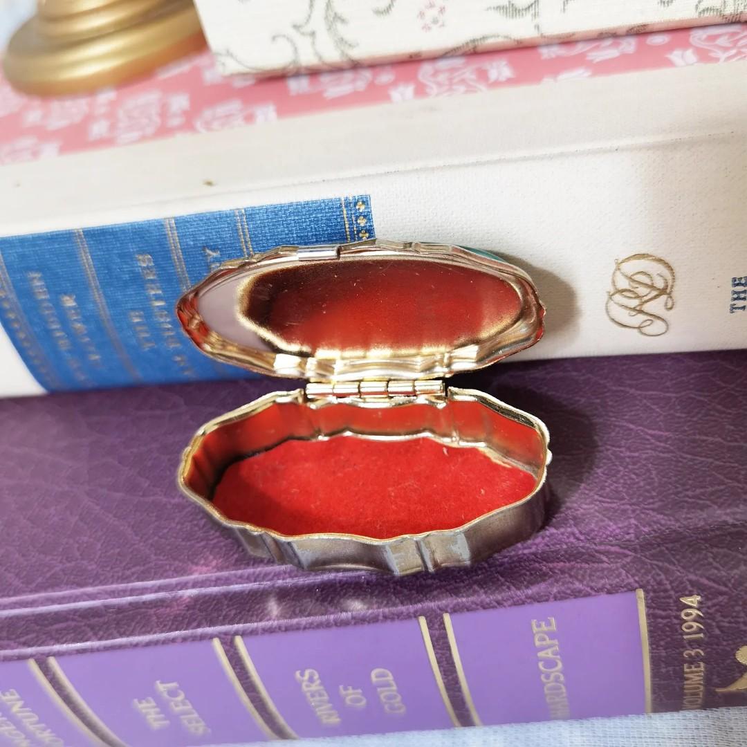 Pill box (Category: Accessory Holder, Box & Organizers) located in Valenzuela. Submitted by shikkufindsmla (Listing ID 1183289452, Image 2). Description: Faux Malachite ceramic Pill box *glaze with minor crazing *faded gold plating ₱350 only.