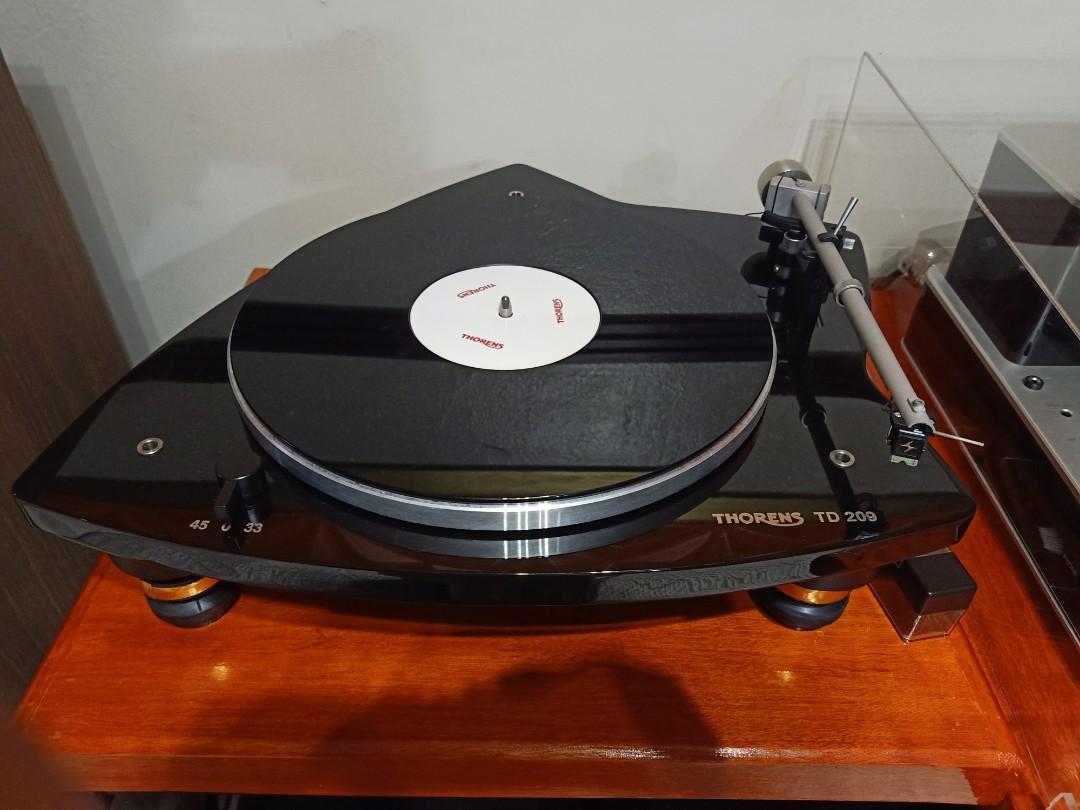 Thorens TD209 belt drive turntable + Cambridge CP1 Phono preamp