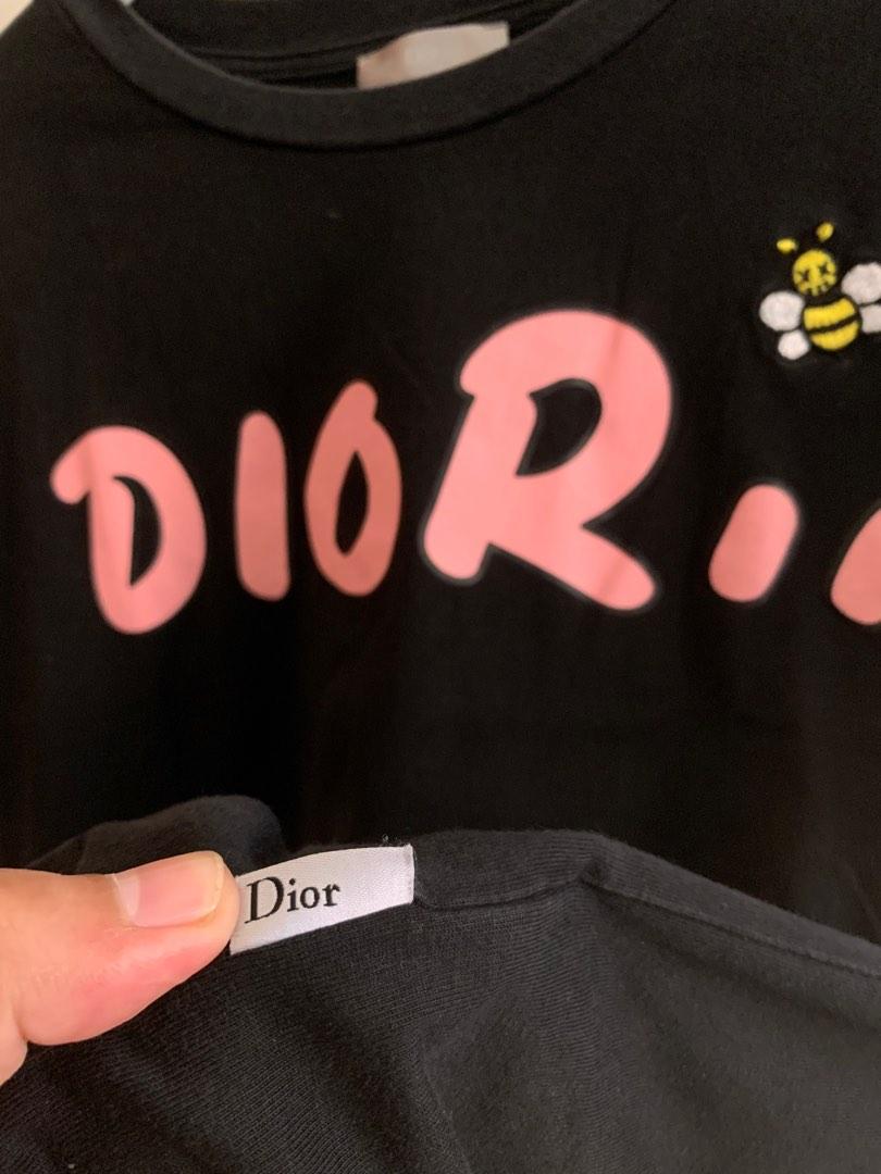 Tshirt Dior x kaws, Fesyen Pria, Pakaian , Atasan di Carousell