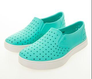 《幾乎全新，只穿2次》（US5/22）SKECHERS 休閒鞋 女休閒系列 FOAMIES VISTA 水鞋 - 111251TURQ