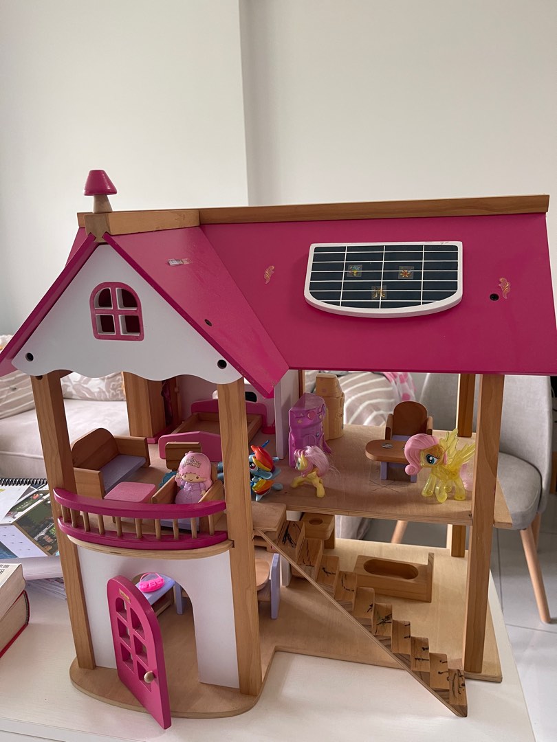 Wood house, Hobbies & Toys, Toys & Games on Carousell