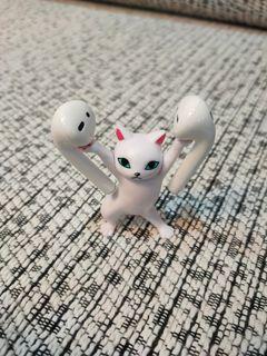😻 Cute White Dancing Cat Airpods / Earphones Holder Stand