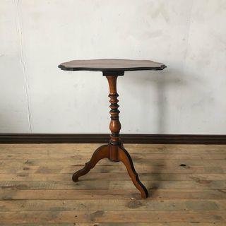 Antique mahogany table with 3 legs