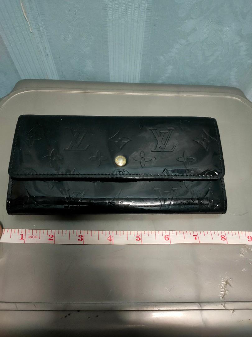 Louis Vuitton (Category: Luxury Bags & Wallets) located in Manila. Submitted by alilongthrift (Listing ID 1183485517, Image 2). Description: Louis Vuitton long wallet patent leather issue nag didikit yung leather niya sa loob may mga flaws na din sa loob coded off/legit from korea source Swipe for details MOST OF THE ITEMS ARE THRIFTED PLEASE READ NO RETURN NO EXCHANGE NO CANCELLATION MAKATI LOCATION COURIER JNT EXPRESS OR MR.SPEEDY PAG AROUND ME