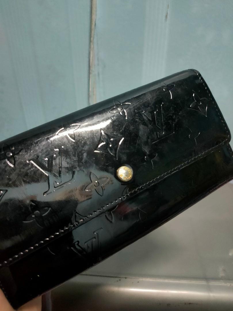 Louis Vuitton (Category: Luxury Bags & Wallets) located in Manila. Submitted by alilongthrift (Listing ID 1183485517, Image 3). Description: Louis Vuitton long wallet patent leather issue nag didikit yung leather niya sa loob may mga flaws na din sa loob coded off/legit from korea source Swipe for details MOST OF THE ITEMS ARE THRIFTED PLEASE READ NO RETURN NO EXCHANGE NO CANCELLATION MAKATI LOCATION COURIER JNT EXPRESS OR MR.SPEEDY PAG AROUND ME