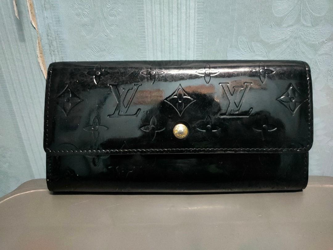Louis Vuitton (Category: Luxury Bags & Wallets) located in Manila. Submitted by alilongthrift (Listing ID 1183485517, Image 1). Description: Louis Vuitton long wallet patent leather issue nag didikit yung leather niya sa loob may mga flaws na din sa loob coded off/legit from korea source Swipe for details MOST OF THE ITEMS ARE THRIFTED PLEASE READ NO RETURN NO EXCHANGE NO CANCELLATION MAKATI LOCATION COURIER JNT EXPRESS OR MR.SPEEDY PAG AROUND ME
