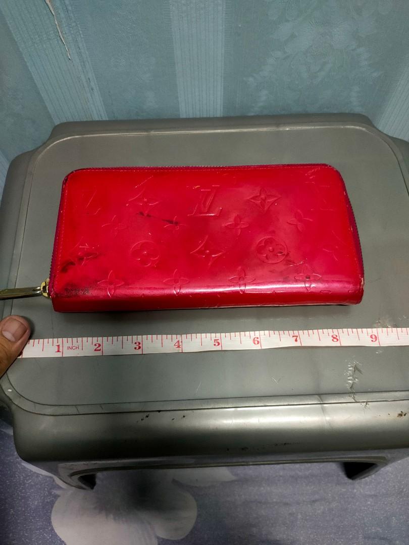 Louis Vuitton (Category: Luxury Bags & Wallets) located in Manila. Submitted by alilongthrift (Listing ID 1183485748, Image 2). Description: Louis Vuitton long wallet patent leather issue may flaws na sa loob at sa gilid ng zipper may mga rubs with code off/legit from korea source Swipe for details MOST OF THE ITEMS ARE THRIFTED PLEASE READ NO RETURN NO EXCHANGE NO CANCELLATION MAKATI LOCATION COURIER JNT EXPRESS OR MR.SPEEDY PAG AROUND METRO MAN