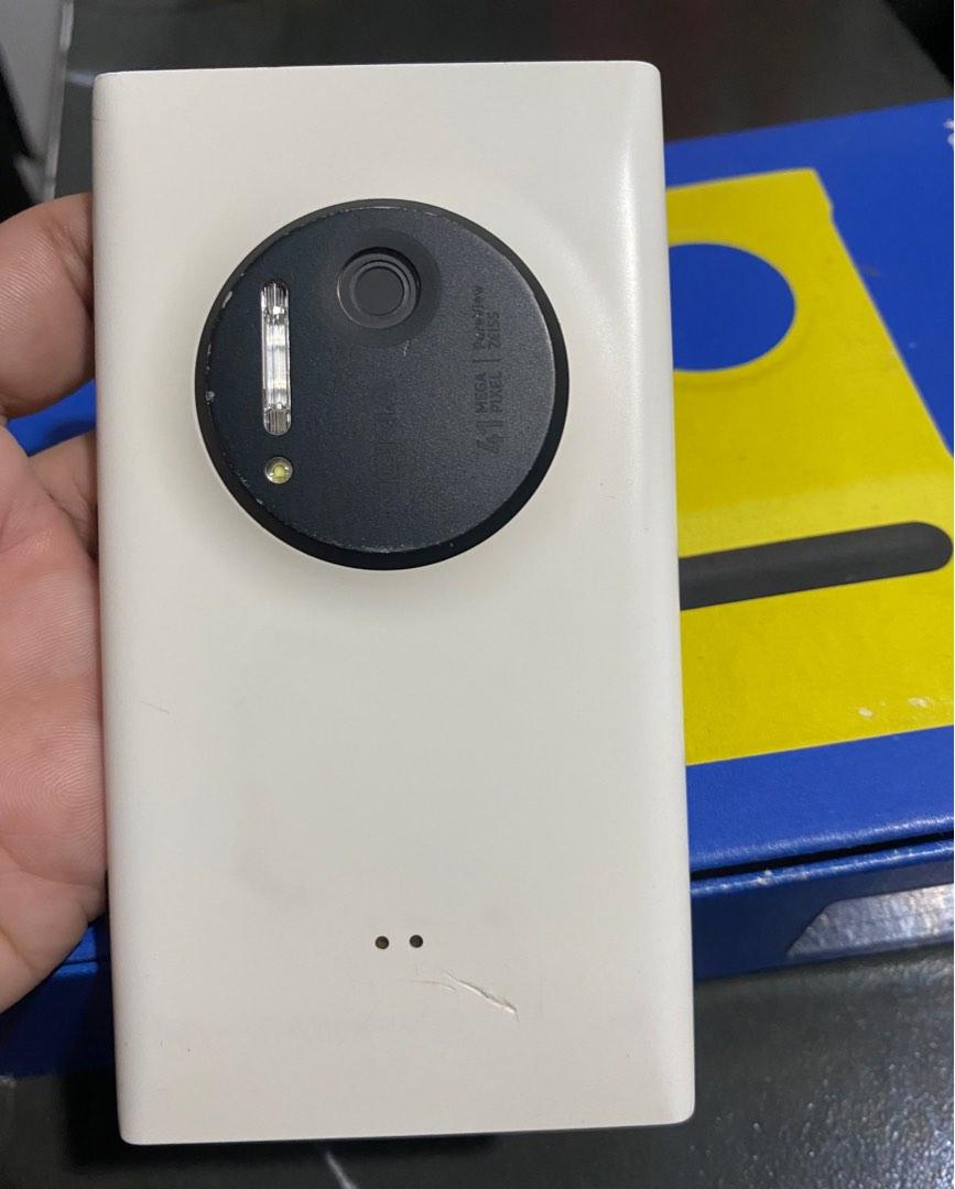 Nokia Lumia 1020 41MP 32GB (White) (Category: Early Generation Mobile Phones) located in Baguio. Submitted by merv.corner (Listing ID 1183477241, Image 2). Description: Nokia Lumia 1020 41MP 32GB (White) Also known as Nokia 909 Pureview Originally from smart but already openline after end contract. With signs of wear like scratches on polycarbonate back housing cover, visible cracks and dents also some fades on the camera lens frame/cover (refer 