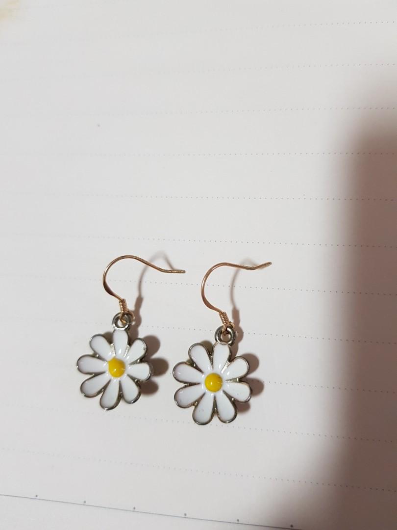 White Daisy Earrings Women s Fashion Jewelry Organisers