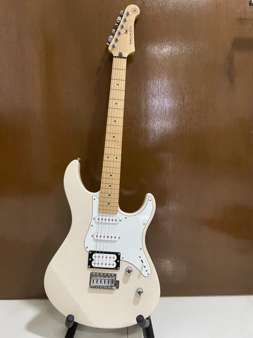 Yamaha pacifica hotsell 112vm sonic pink
