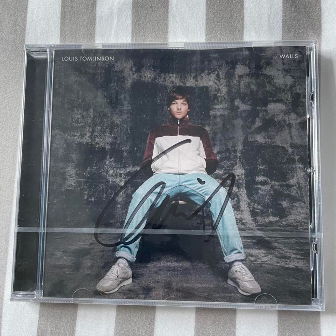 Louis Tomlinson Belgium on X: ☀️ GIVEAWAY ANNOUNCEMENT ☀️ Win 1 signed #Walls  CD Rules: • RT/Like • comment #Walls • following not required ( but is  always nice) • worlwide ⭐