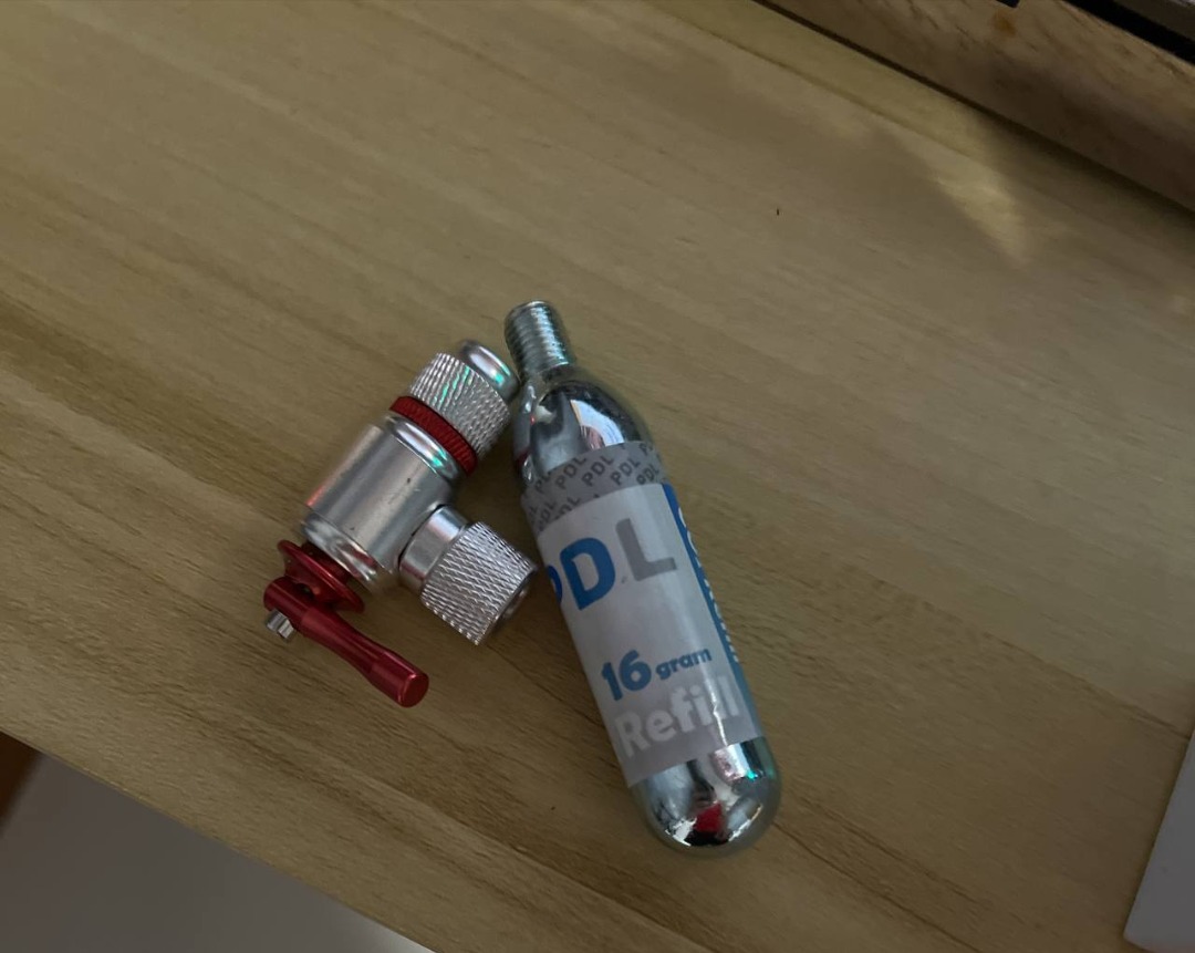 All 10 x CO2 Gas canisters for tires w Adapter to control air output