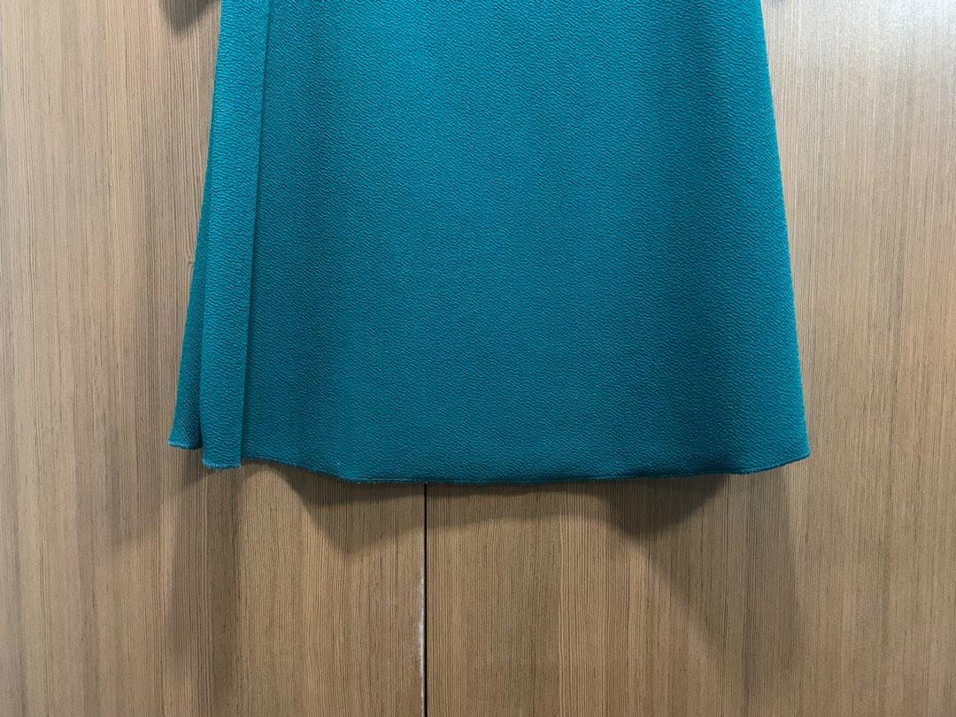 Emerald Green Top (Category: Blouses) located in Paranaque City. Submitted by bfria (Listing ID 1183539948, Image 3). Description: Fits Small to Medium frame 👓 PLEASE READ 👓 📌 Item is secondhand unless stated New 📌 Color may vary due to lighting 📌 Shipment sched: Every Saturday. The buyer will shoulder the shipping fee. 📌 NO RUSH shipping 📌 Kindly manage your expectations 📩 Inquiries will be answered within 24 hours 🌿 Mode of Payment: Gc