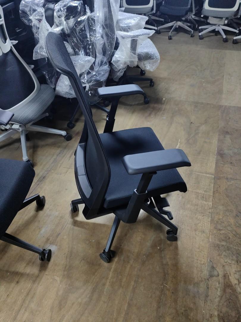 Haworth very mesh 2D Armrest full functioning ergonomic office chair