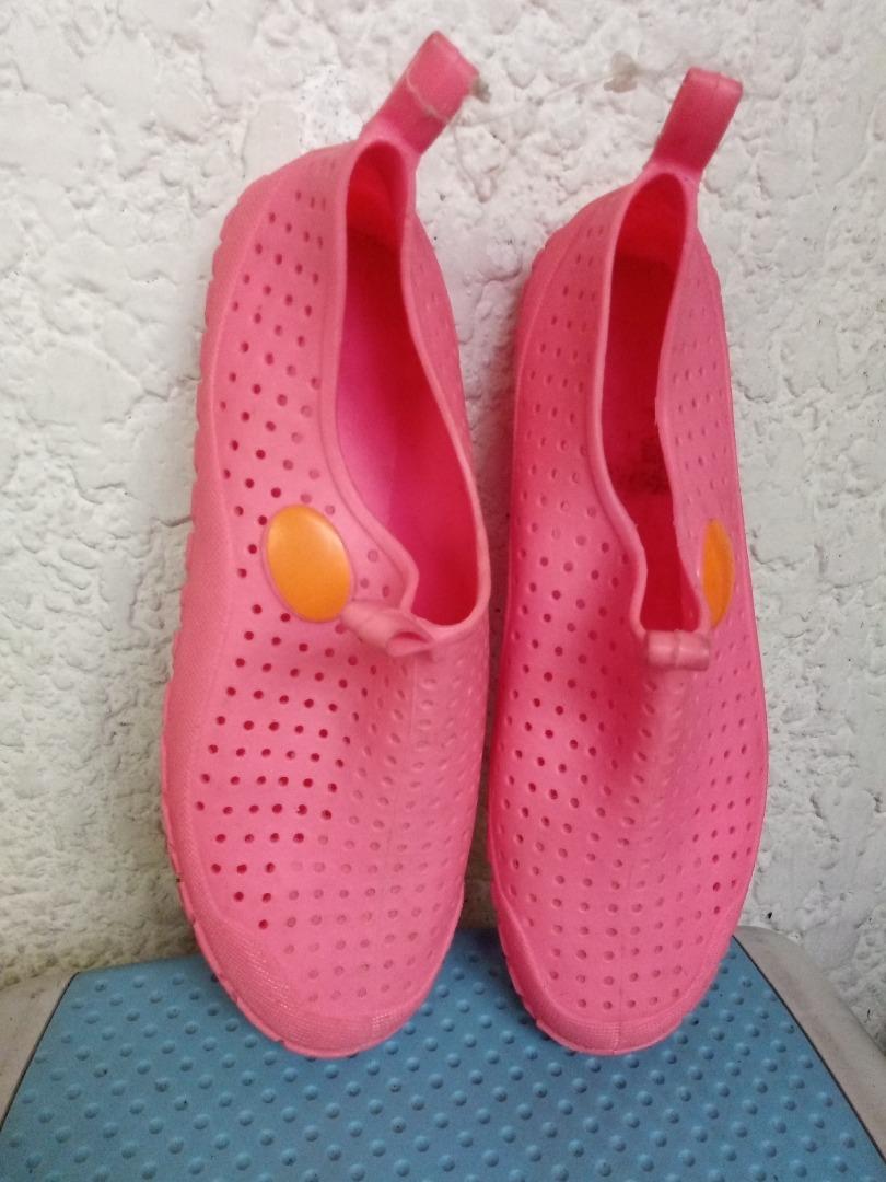 Jelly shoes Never used size US 36 (Category: Slippers and slides) located in Bacoor. Submitted by anarkaye (Listing ID 1183600435, Image 1). Description: ❤️ Bought in the US 🇺🇲 ❤️ Never used (too small for the wearer) ❤️ Size 36 for Women.