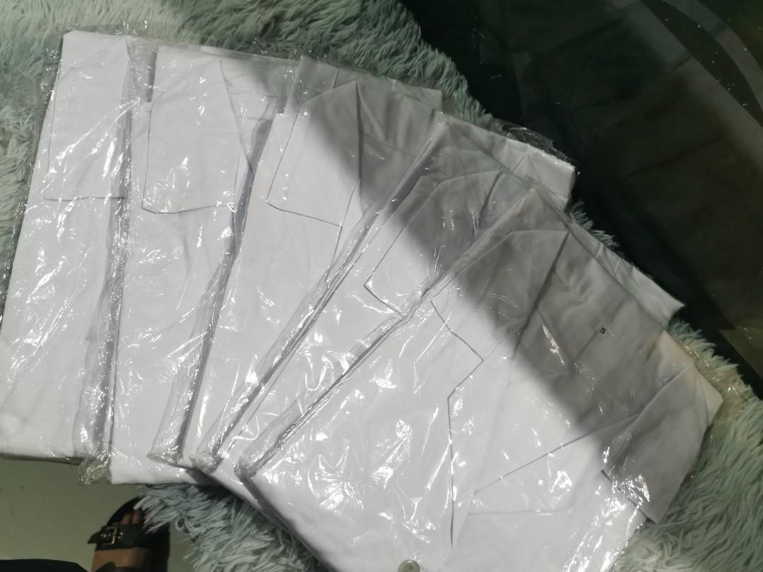 Laboratory Gown short sleeve (Category: Medical Supplies & Tools) located in Manila. Submitted by medcamp (Listing ID 1183601363, Image 3). Description: Lab gown In small med large Short sleeve (model in small size) LABGOWN MEASUREMENT (estimated) Short sleeve Small. MEDIUM Length 35 inch. 38inch Sleeve 14 inch. 12.5 inch Shoulder 18 inch. 41 inch Waist 36 inch. 38inch Inquiries : 0975411- 1713 0999174-3093 0917848-1964.