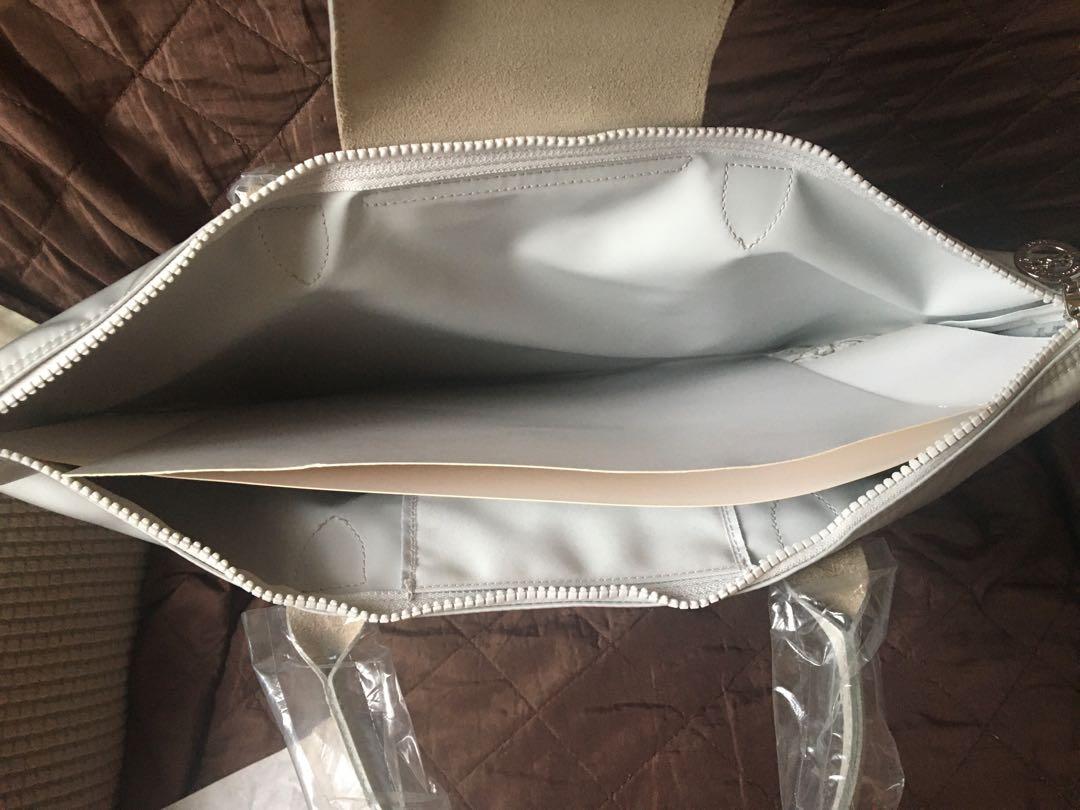Longchamp (Category: Luxury Bags & Wallets) located in Makati City. Submitted by anamurillo (Listing ID 1183586394, Image 3). Description: Top handle.