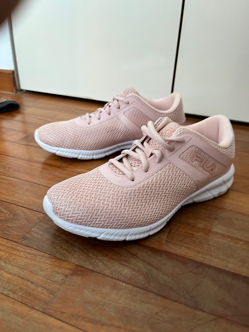 White fila hotsell trainers womens