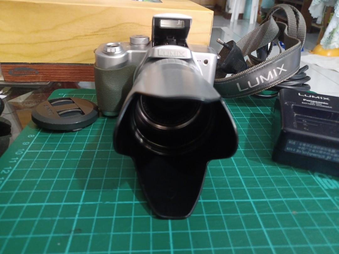 Panasonic Lumix DMCFZ5 5MP 12X Optical Zoom 2gb SD Card with Battery