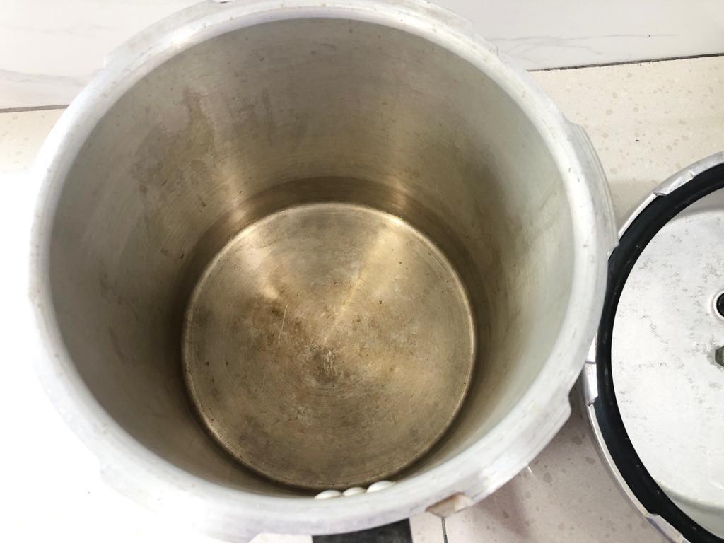 Vintage Prestige pressure cooker, TV & Home Appliances, Kitchen