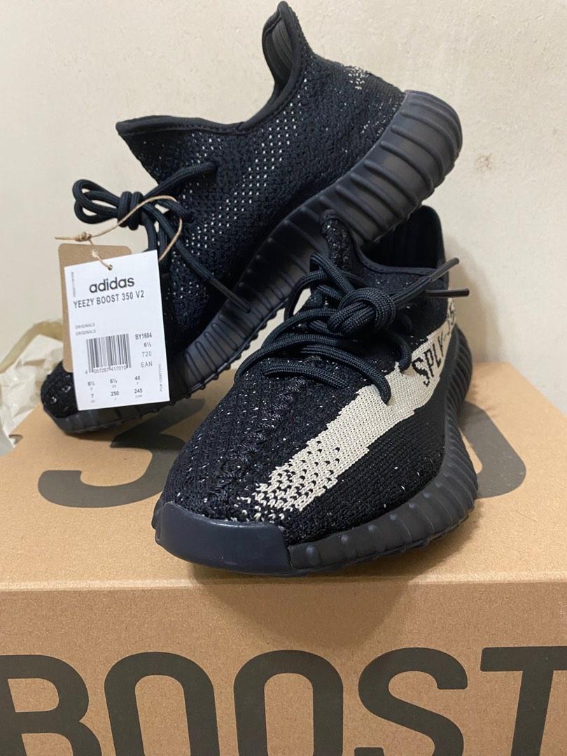Yeezy Boost 350 V2 Oreo, Men's Fashion, Footwear, Sneakers on Carousell