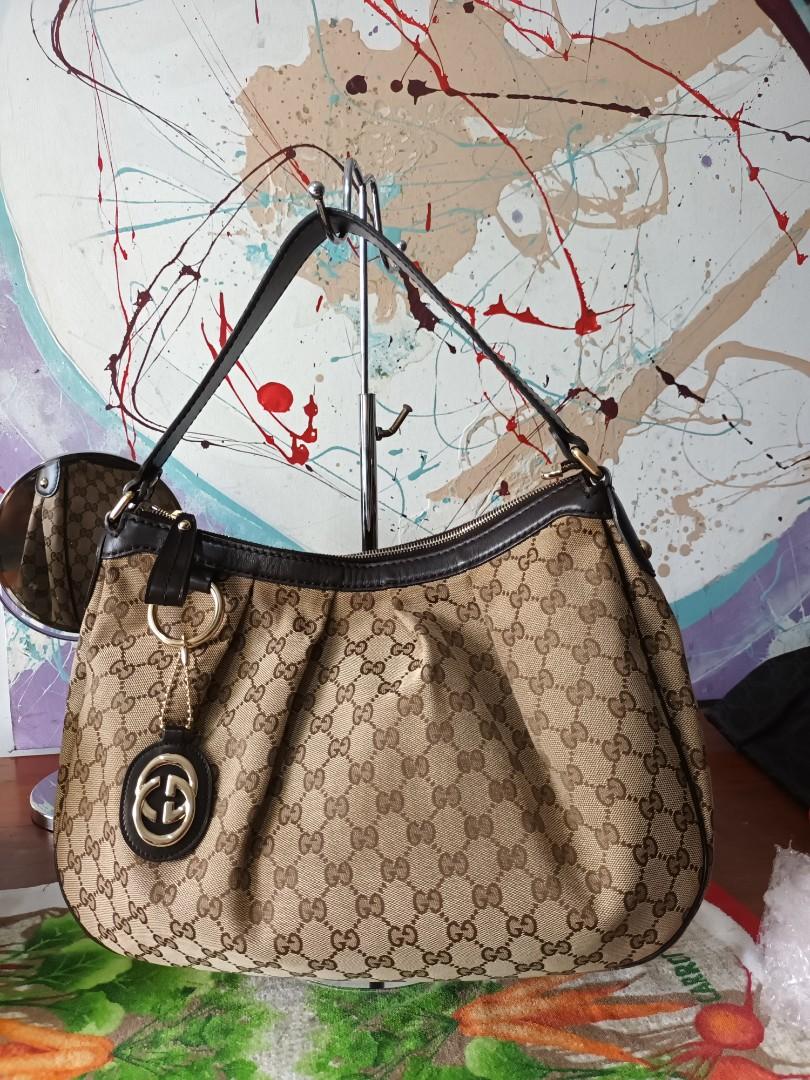 Authentic Gucci (Category: Luxury Bags & Wallets) located in Del Monte. Submitted by silvertree_520244 (Listing ID 1183810428, Image 1). Description: well used, ganda sa personal, gold na gold pa hardware.