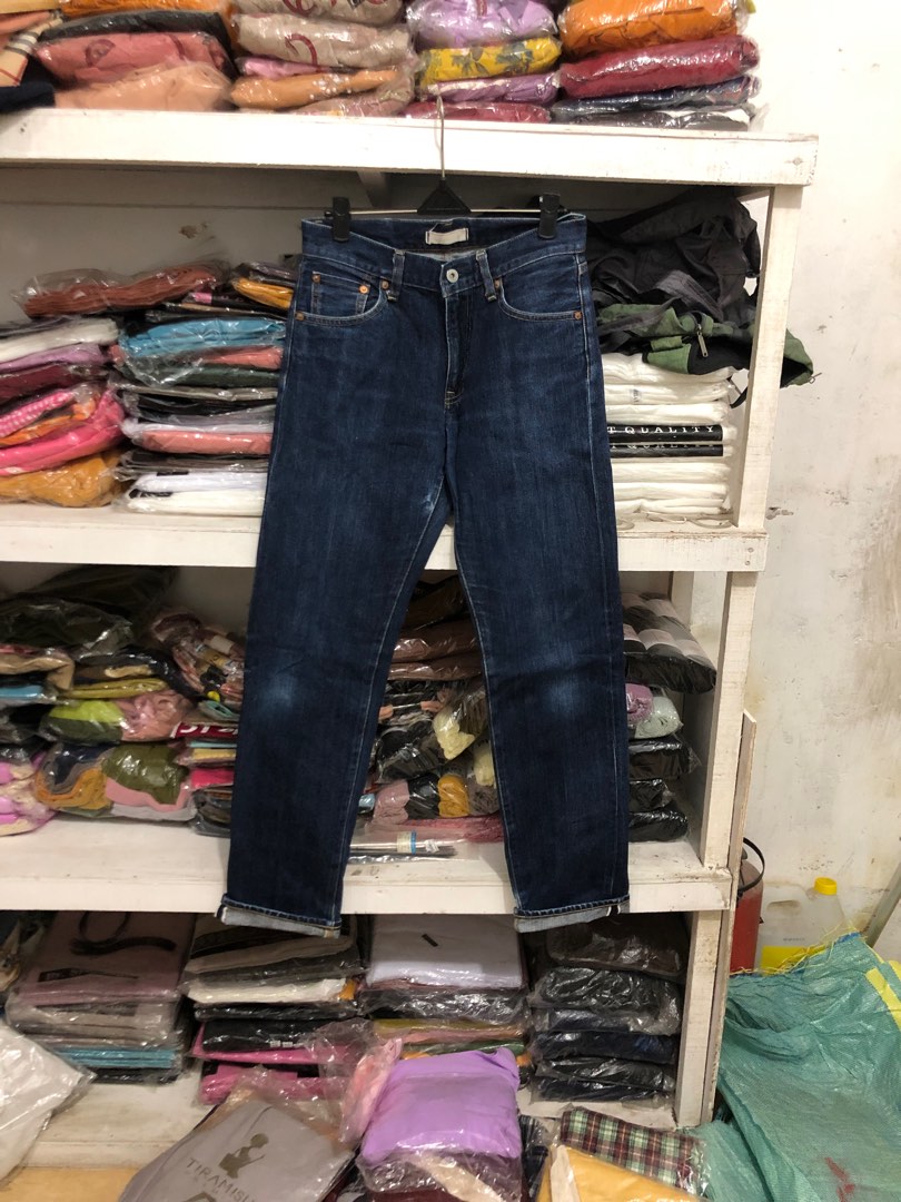 Celana jeans uniqlo selvedge, Fesyen Pria, Pakaian , Bawahan di Carousell