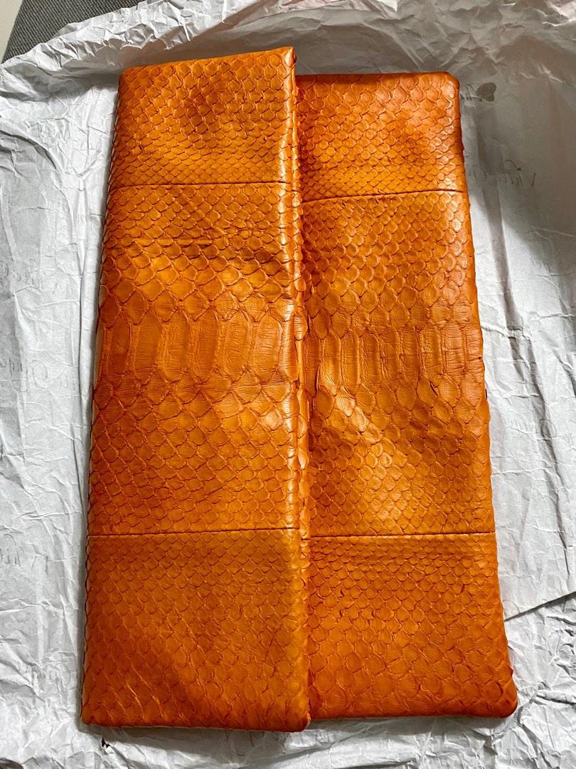 Ginger clutches top