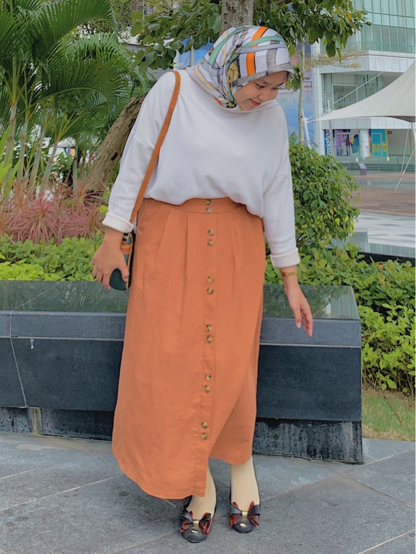 Hijabis Skirt Women s Fashion Muslimah Fashion Bottoms on Carousell