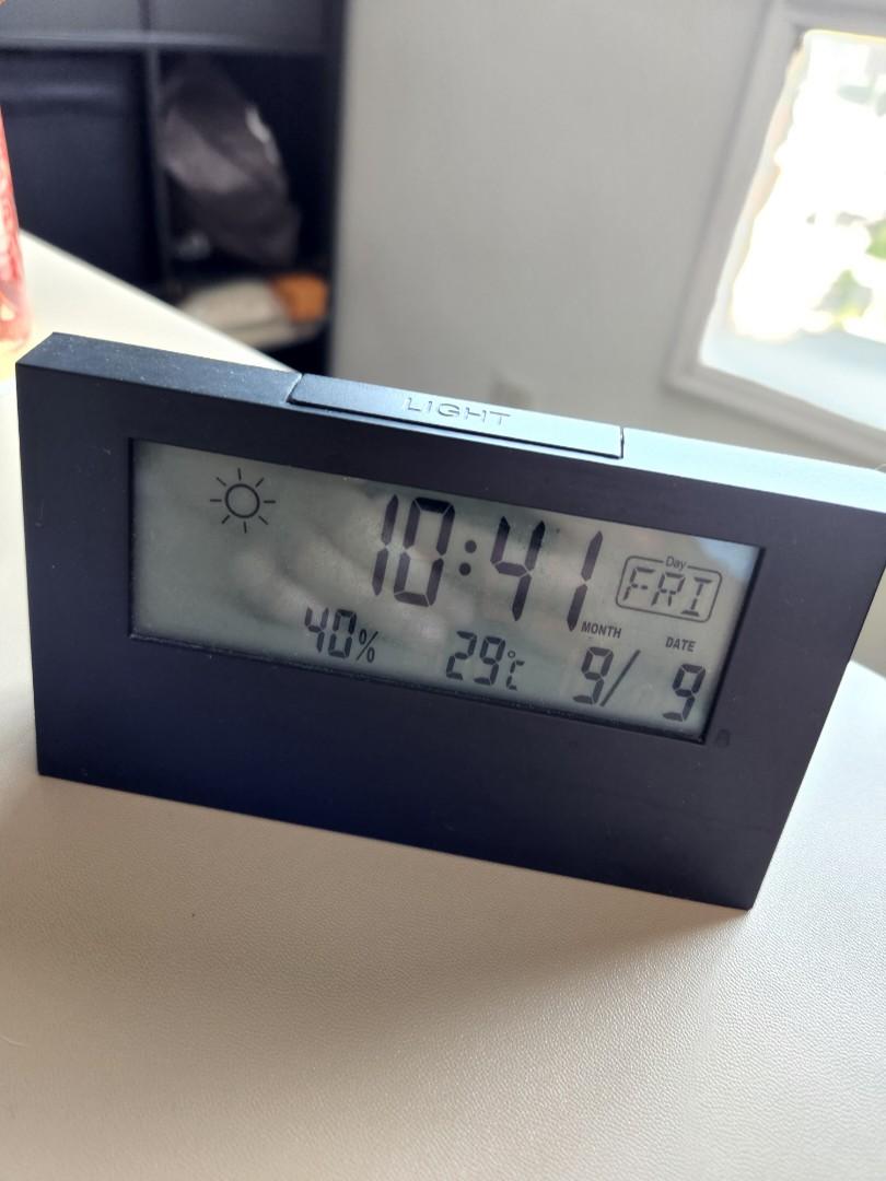 Miniso Digital Clock 電子鐘, 傢俬＆家居, 家居裝飾, 時鐘 Carousell