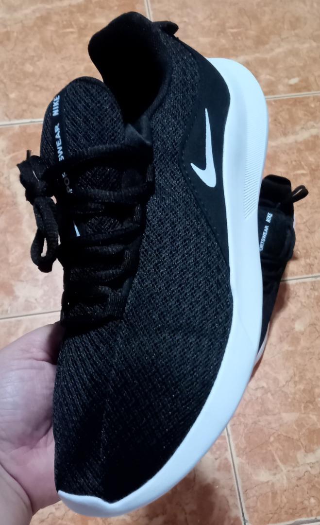 Nike viale running hot sale sneaker