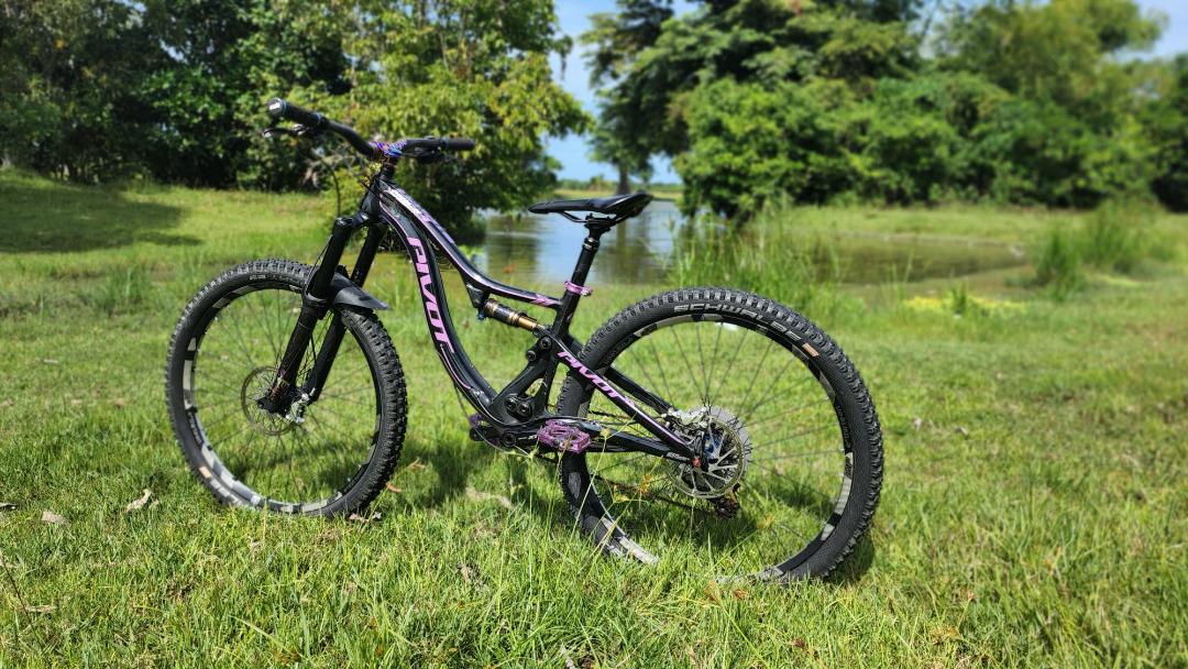 PIVOT MACH4 CARBON FRAME (XS SIZE), Sports Equipment, Bicycles & Parts