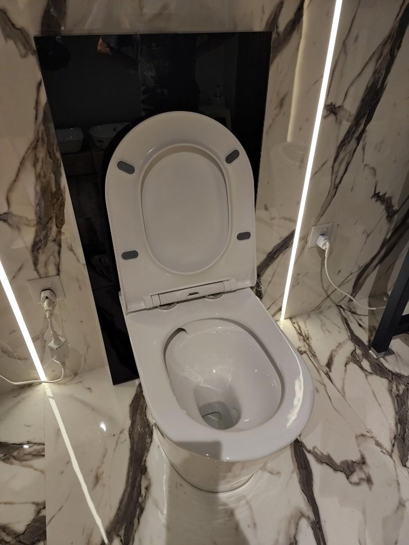 R & T toilet bowl for sale WA 93504822, Furniture & Home Living