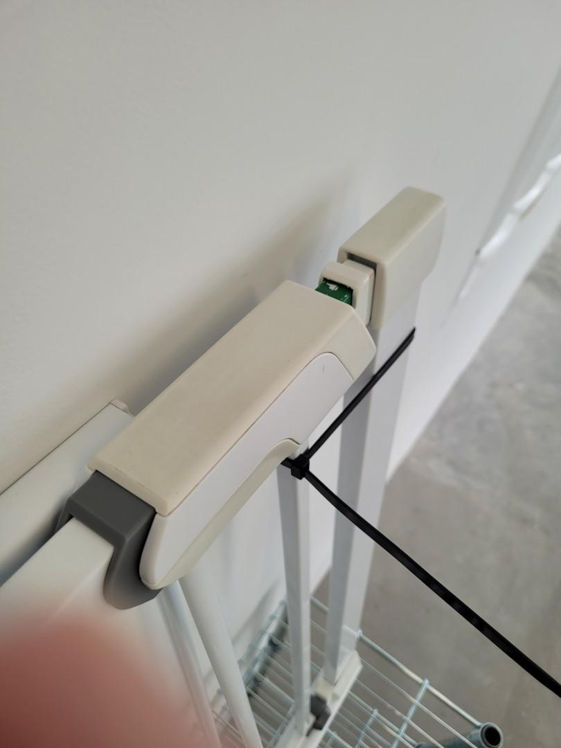 Safety 1st flat step child gate, Babies & Kids, Baby Nursery & Kids