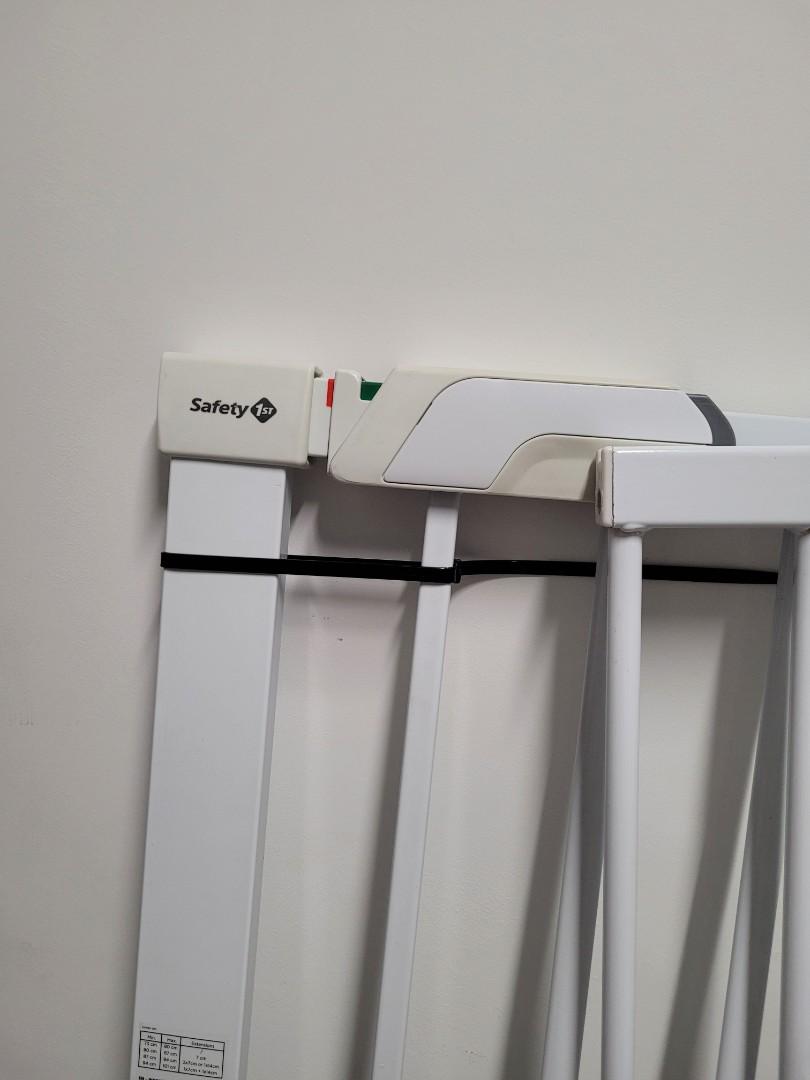 Safety 1st flat step child gate, Babies & Kids, Baby Nursery & Kids Furniture, Safety Gates