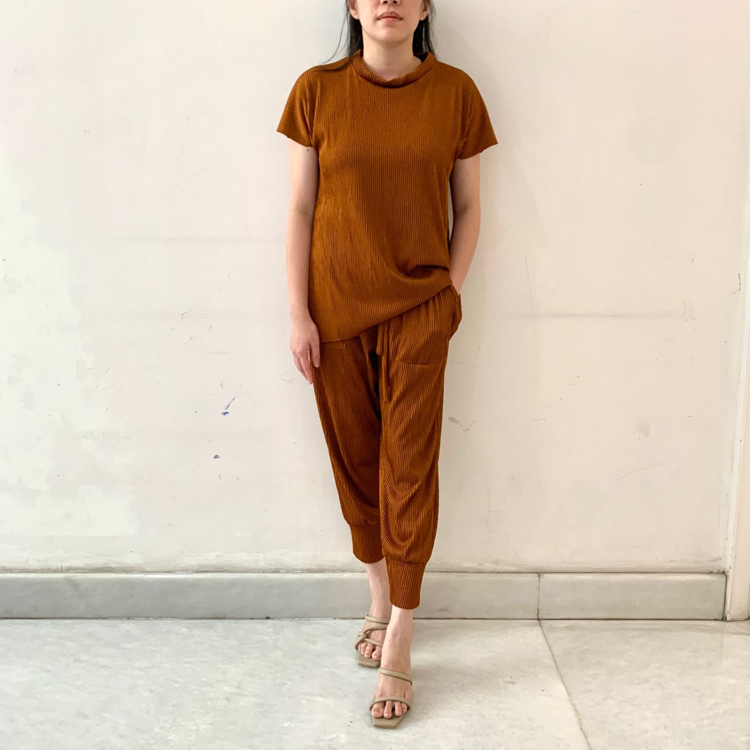 Cara Mix and Match Pakaian Warna Earth Tone untuk Sehari-hari