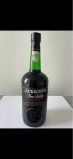 遠年舊裝1990年版，葡萄牙科伯恩酒莊鳥燒園出品，優質紅寶石波特酒。COCKBURN’S Fine Ruby Port. 1000ml，19 ％。平價280元，請勿議價。